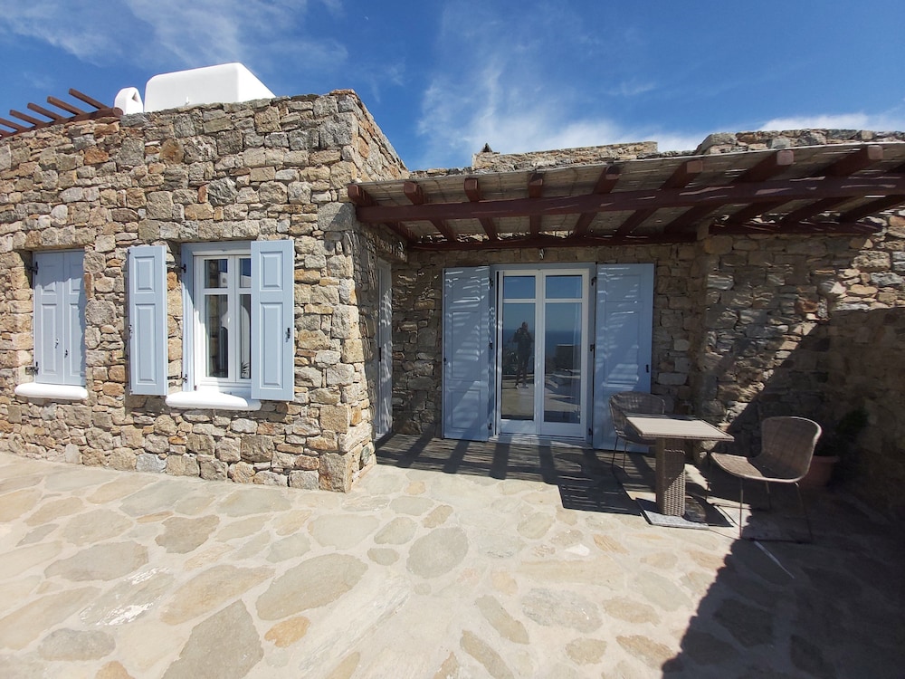 WHITE ROCK SUITES & VILLAS 23/50