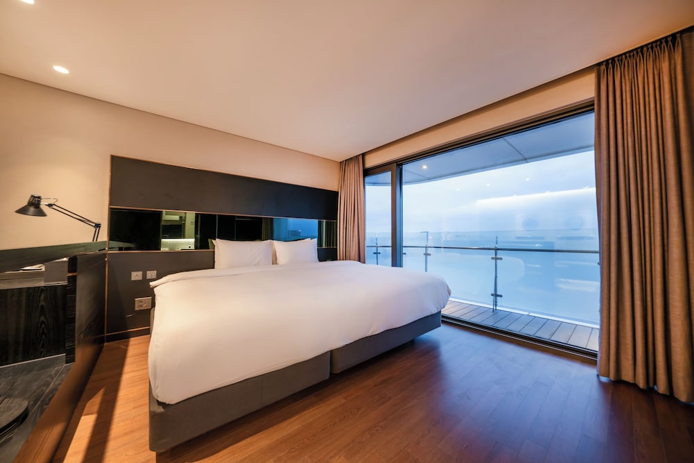 Marina, Suite, King Bed, Pool Access
