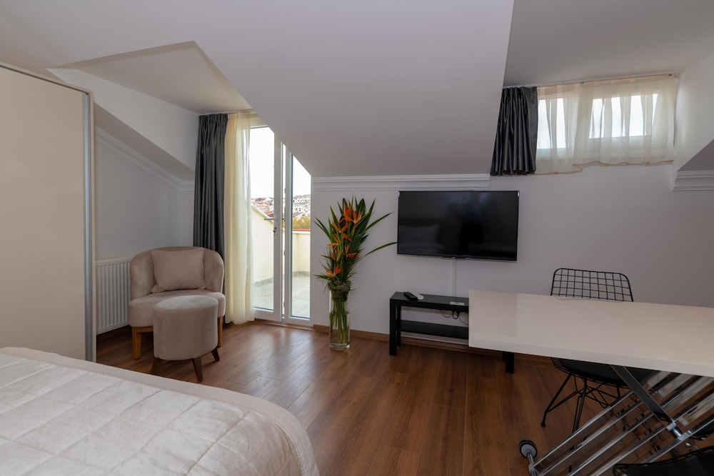 Joy Suites Hotel 49/69
