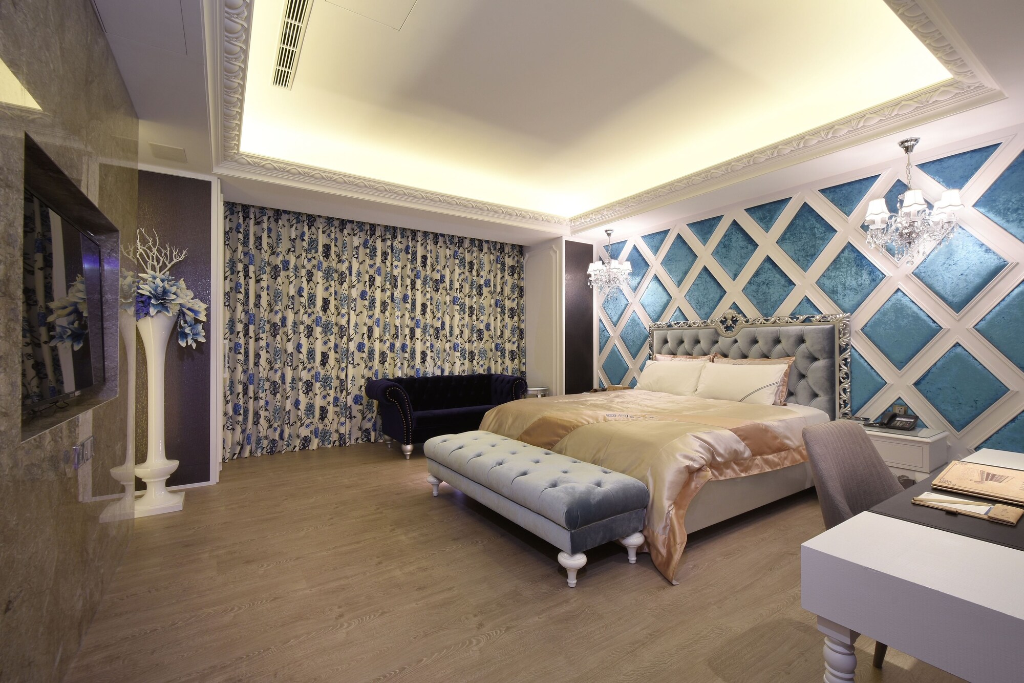 EXCLUSIVE, SUITE