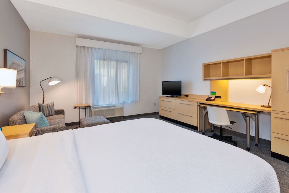 STUDIO, QUEEN BED, SOFA, ACCESSIBLE
