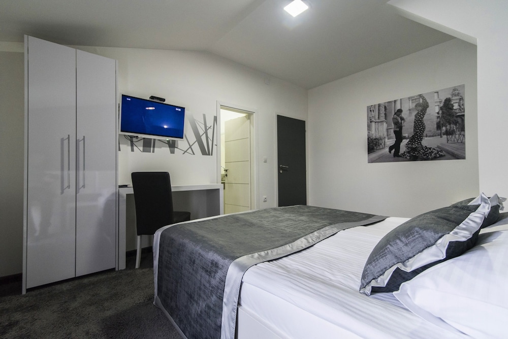COOL ROOMS ZAGREB AIRPORT 13/62