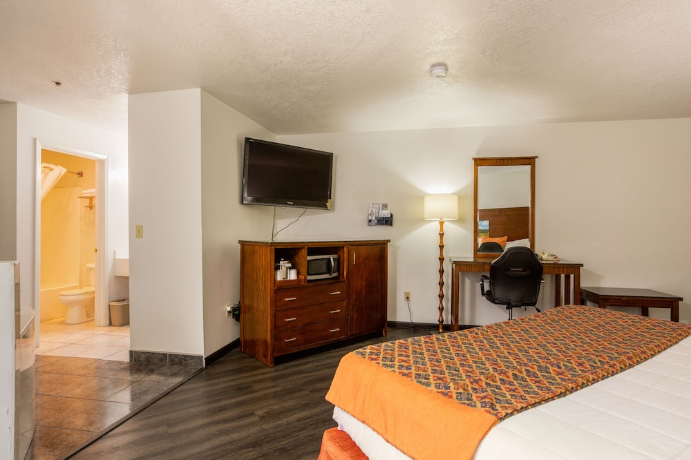 Sandia Peak Inn Old Town ABQ, a Howard Johnson by Wyndham 18/38
