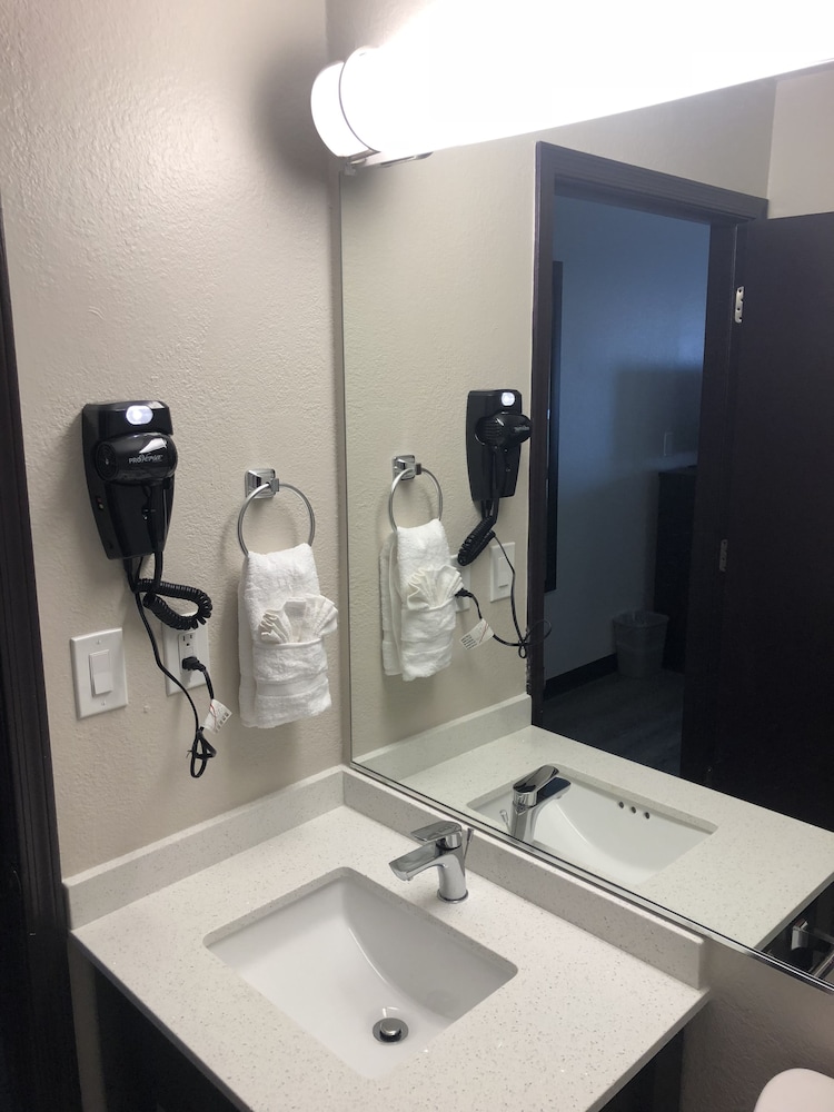 Baymont by Wyndham Phoenix I-10 near 51st Ave 54/55