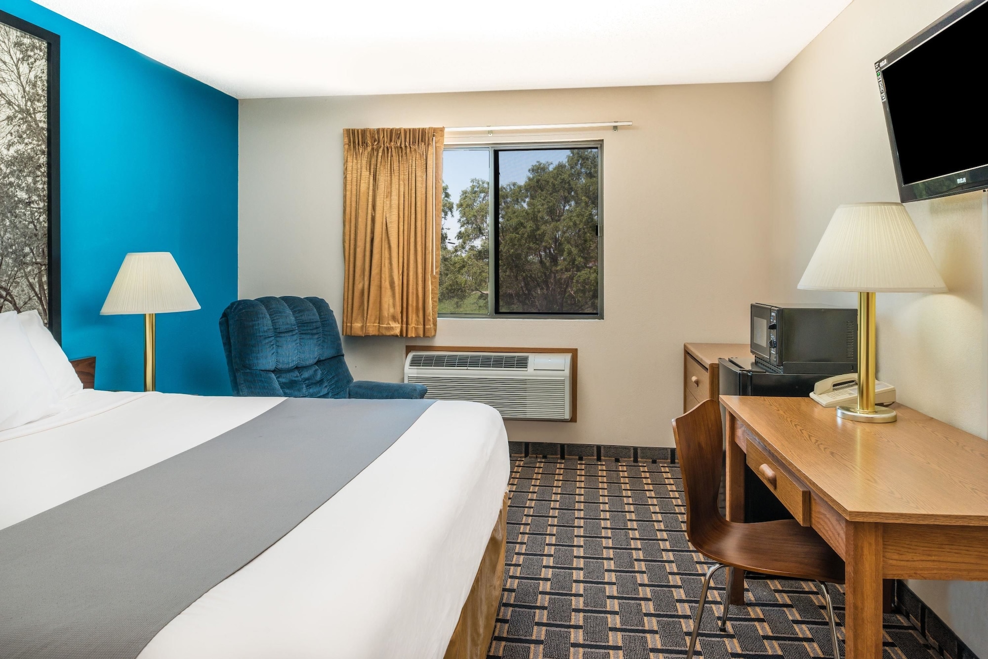 ROOM, QUEEN BED