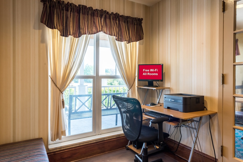 Red Roof Inn and Suites Knoxville East 30/42