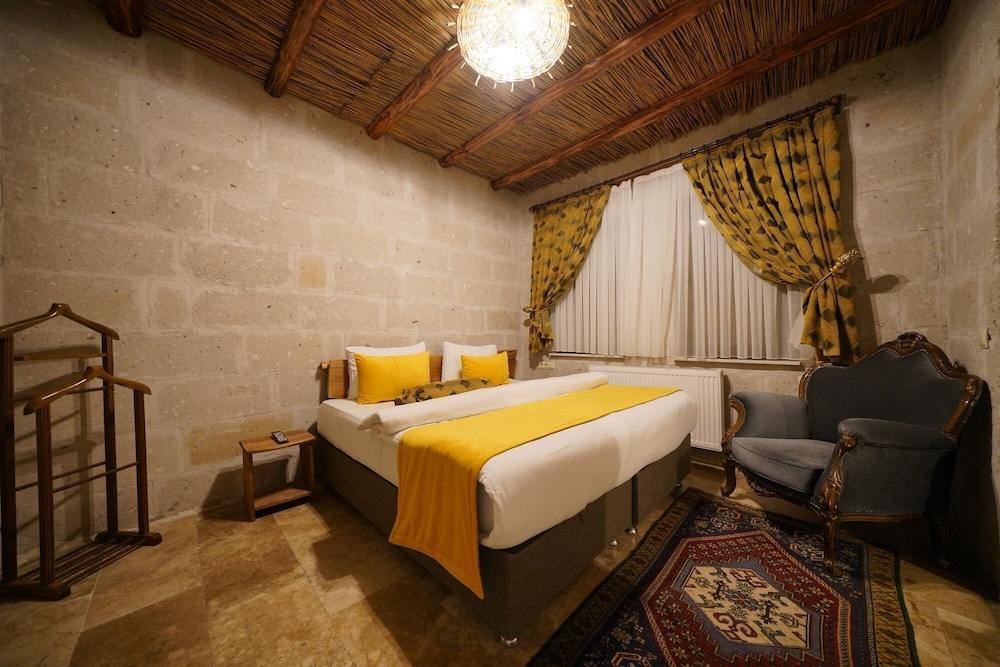 Nissa Stone, Double Bed, Valley View