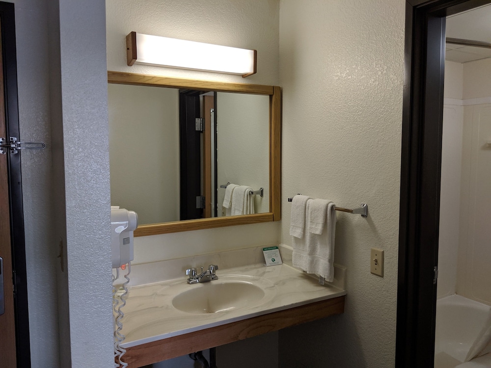Boarders Inn & Suites Ripon 12/58