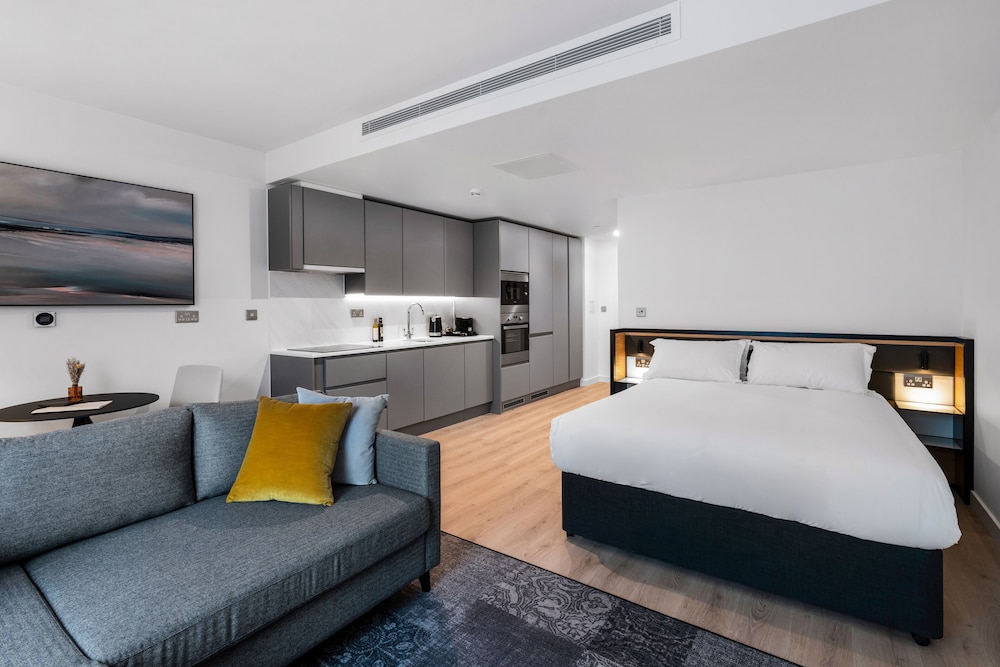 STUDIO, KING BED