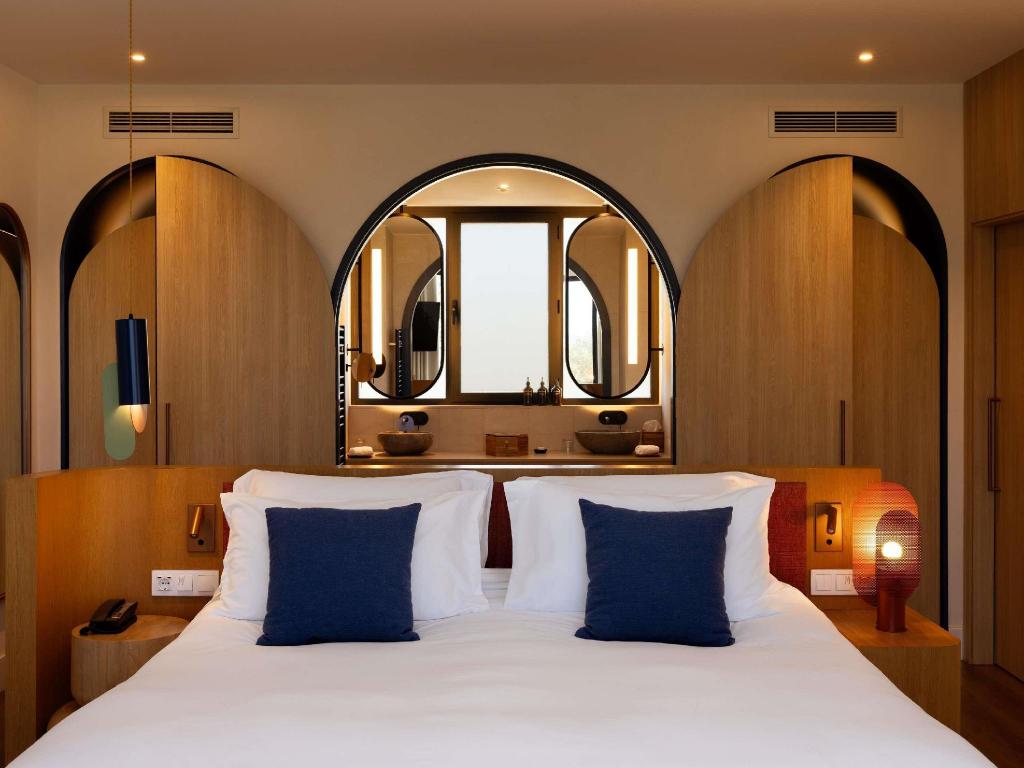 So Suite, King Bed, Living Area, Terrace