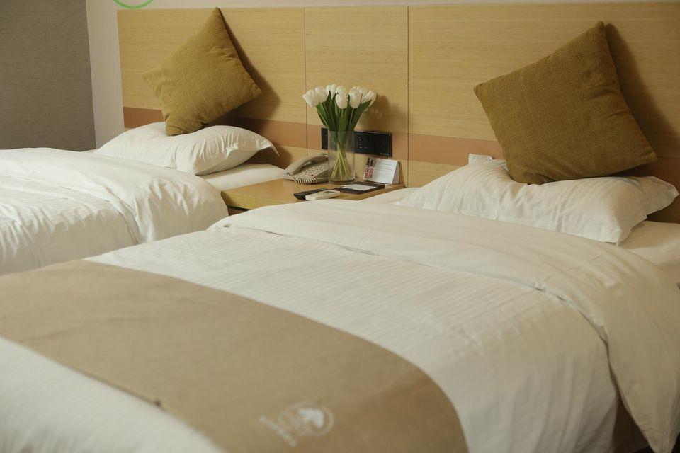 ROOM, TWIN BEDS, NO WINDOW