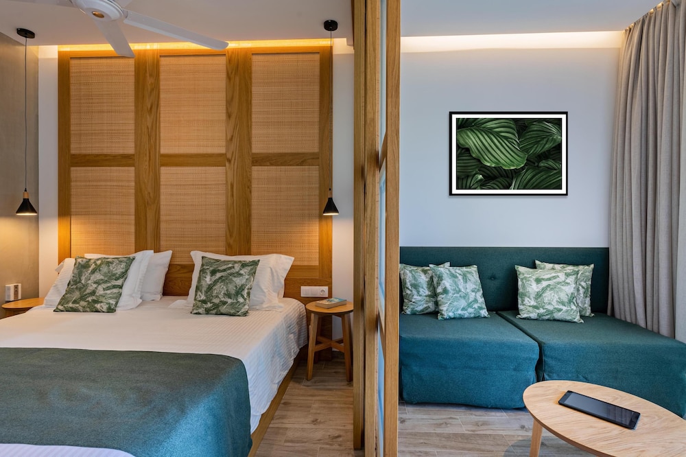 JUNIOR SUITE, SHARED POOL