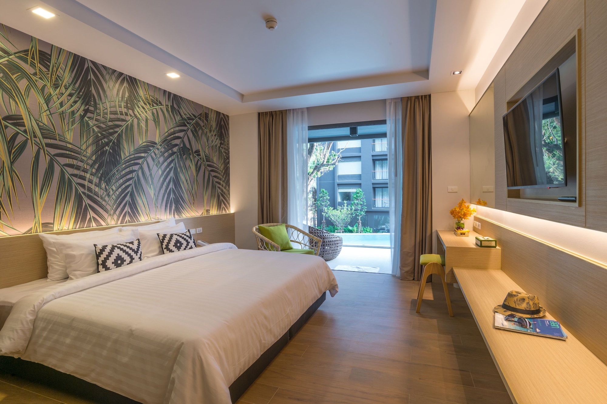 Deluxe, King Bed, Pool View, Outdoor Jetted Tub
