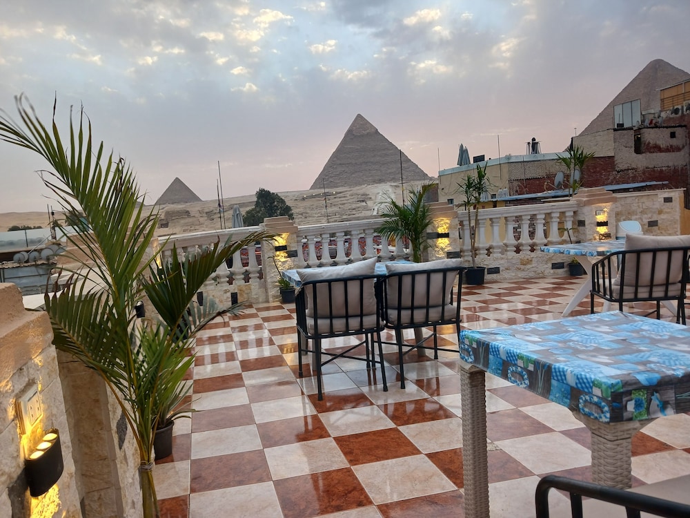 Royal Pyramids Inn 36/50