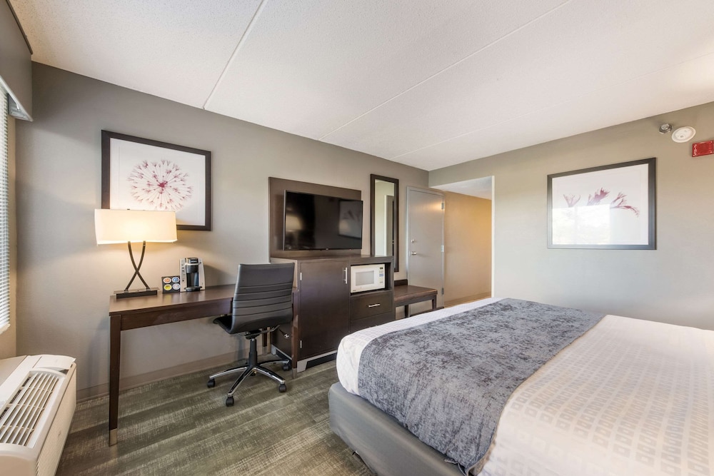Clarion Pointe Greensboro Airport 24/44