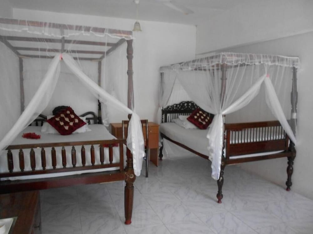 Mrs Wijenayake's Beach Haven Guest House 11/34
