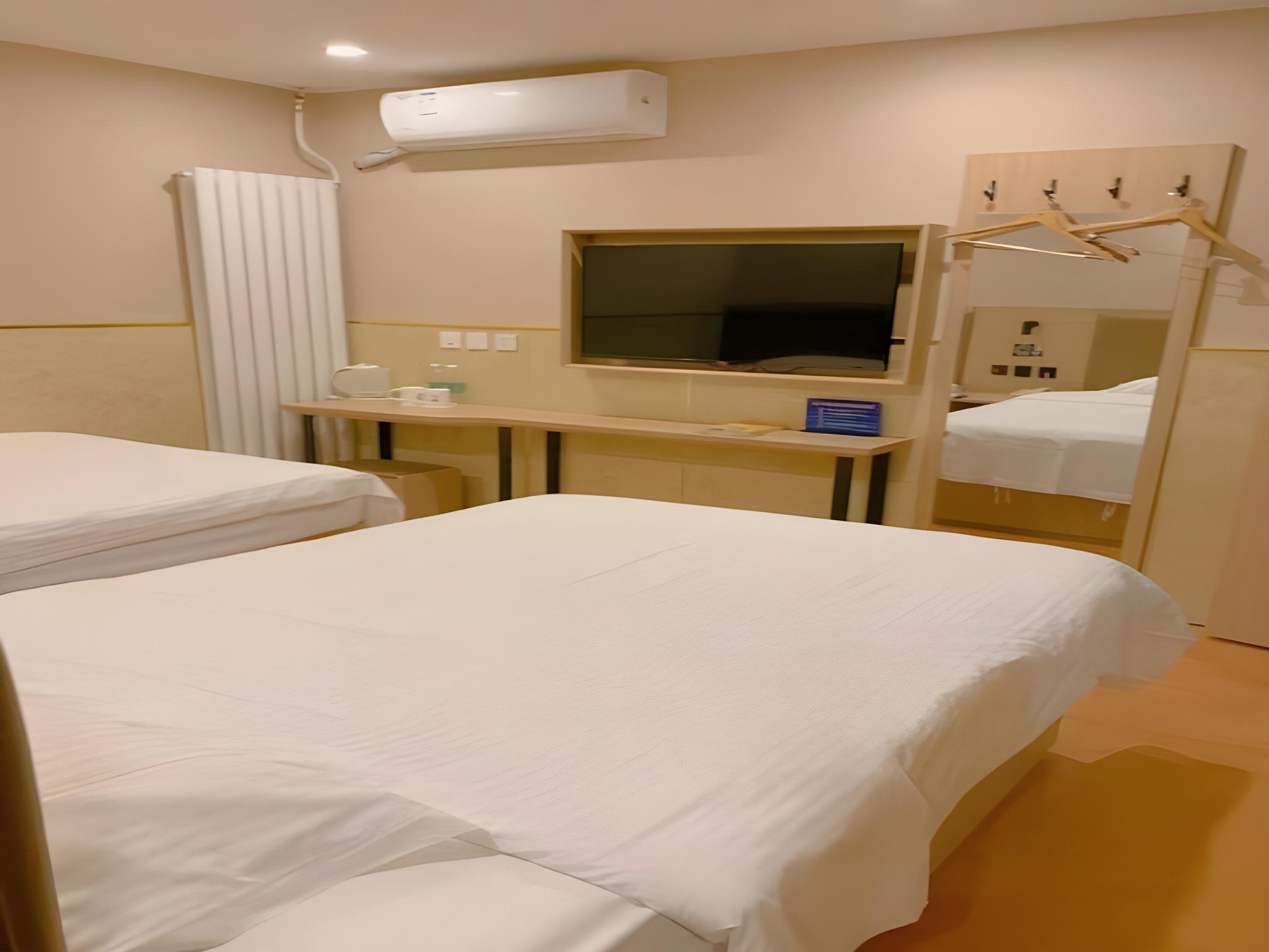 ROOM, TWIN BEDS