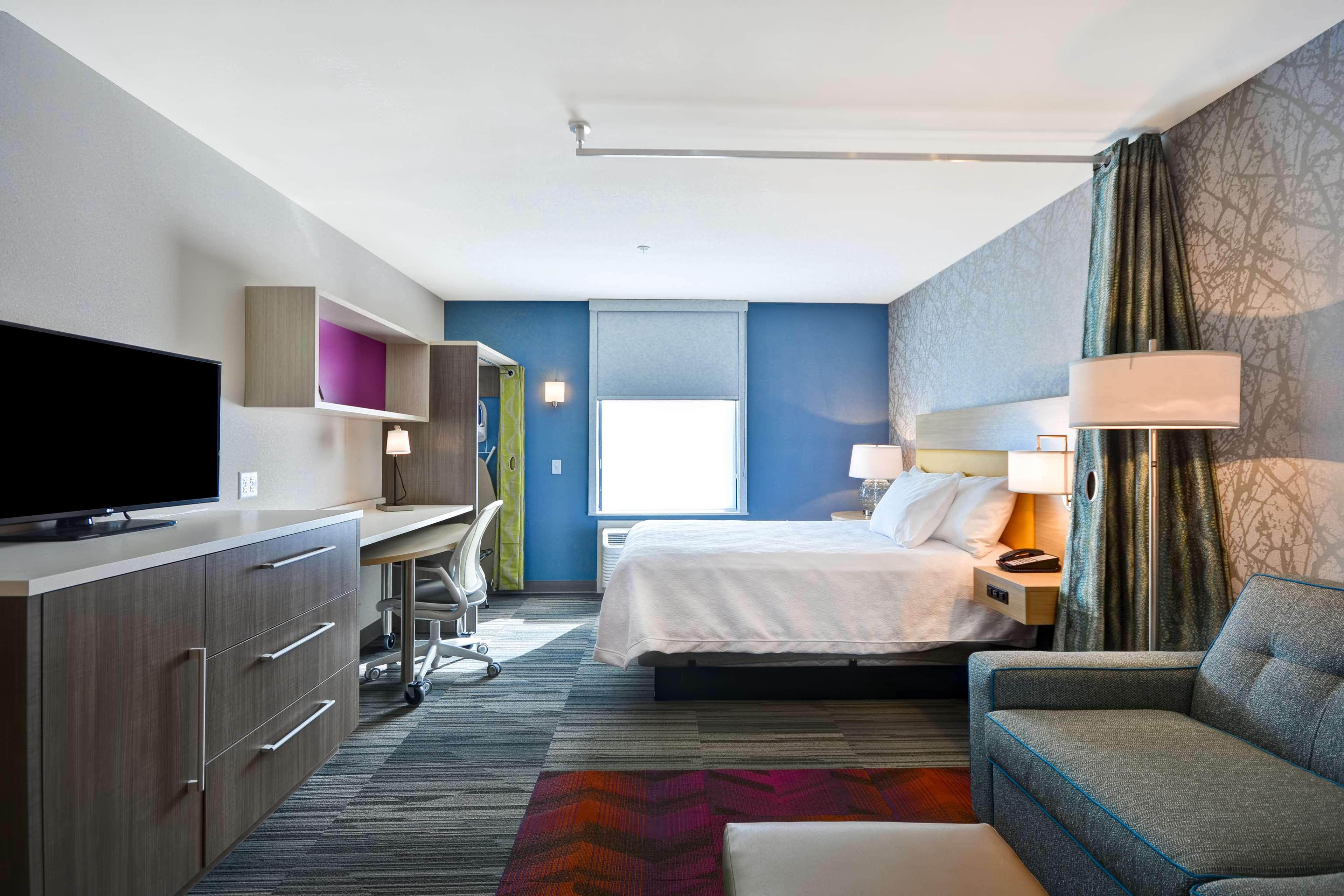 Studio, Queen Bed