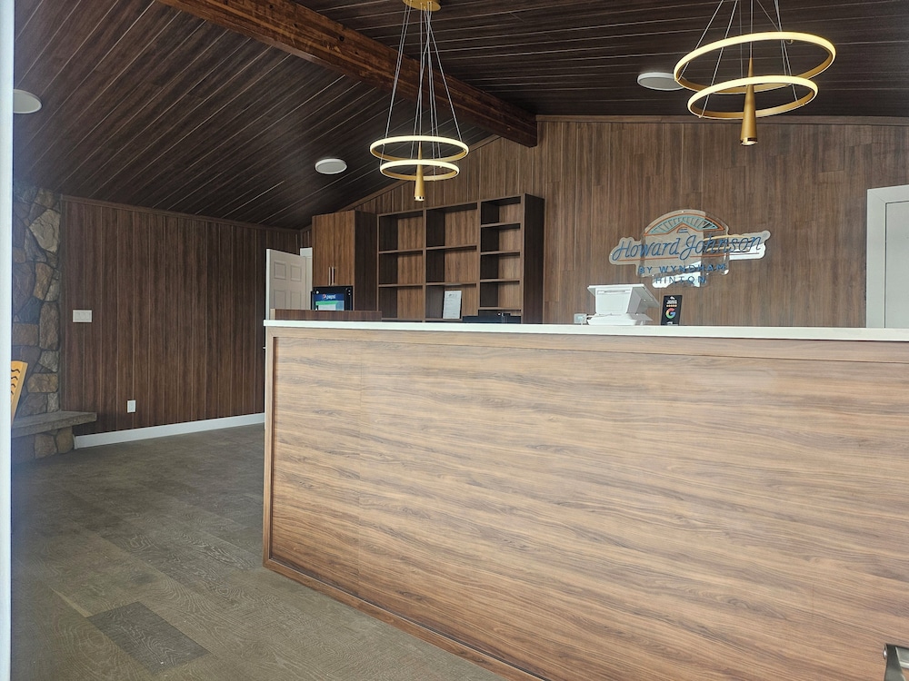 Howard Johnson by Wyndham Hinton 10/64