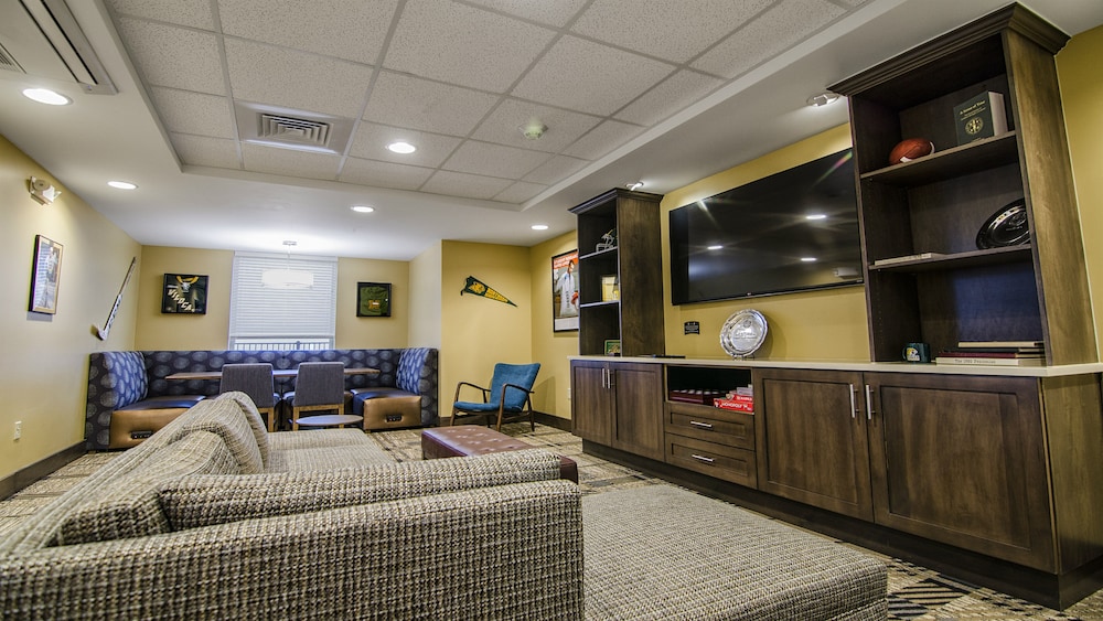 STAYBRIDGE SUITES MARQUETTE 9/82