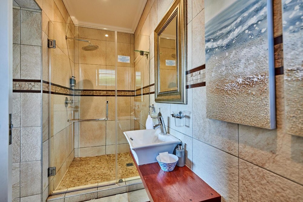 The Hamptons Guest House 50/50