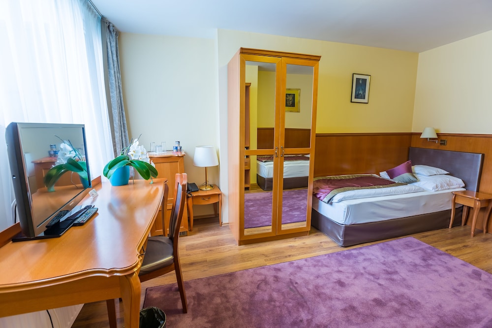 Pannonia Hotel 17/50