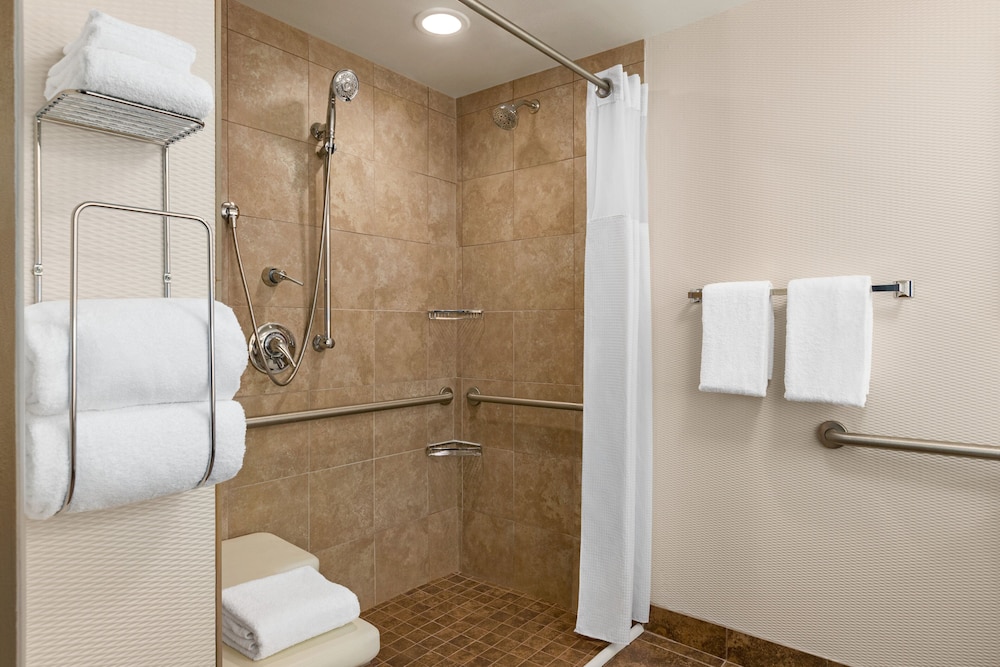 HOLIDAY INN BOSTON BUNKER HILL AREA 16/67