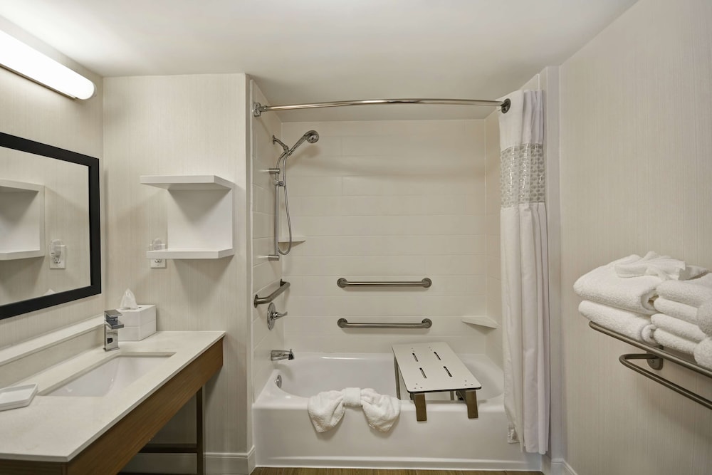 Hampton Inn Auburn 8/40