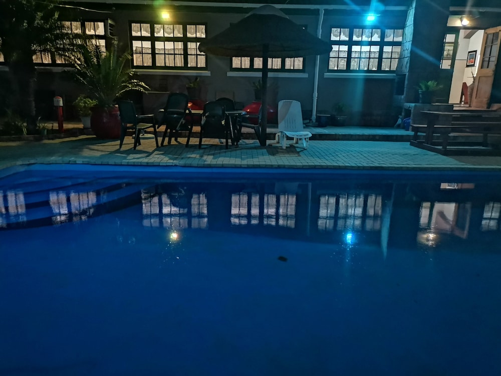 Oasis Country Lodge 30/36