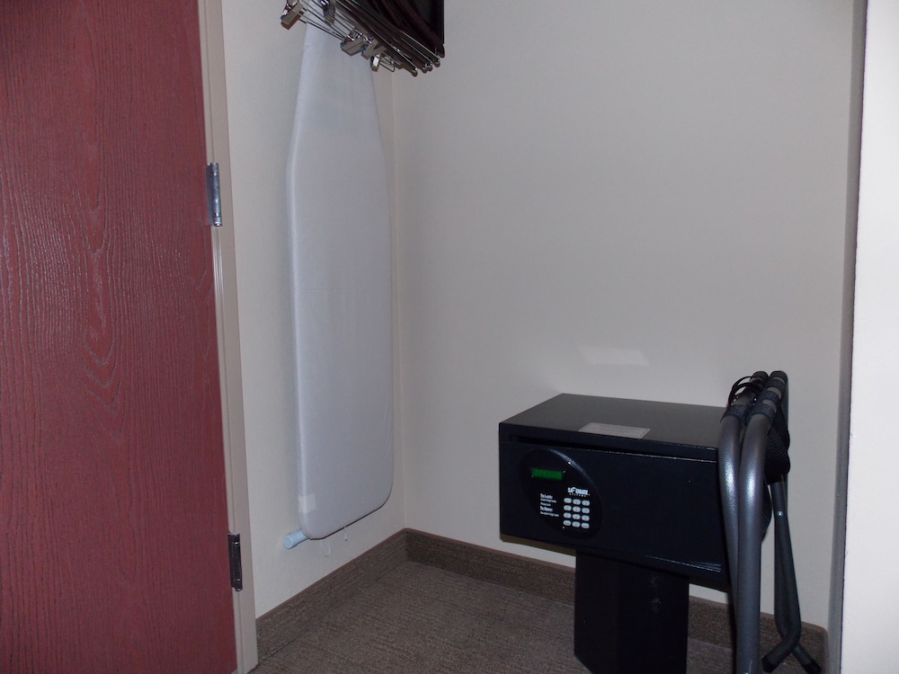 Cobblestone Hotel Amp Suites Crookston 27/39