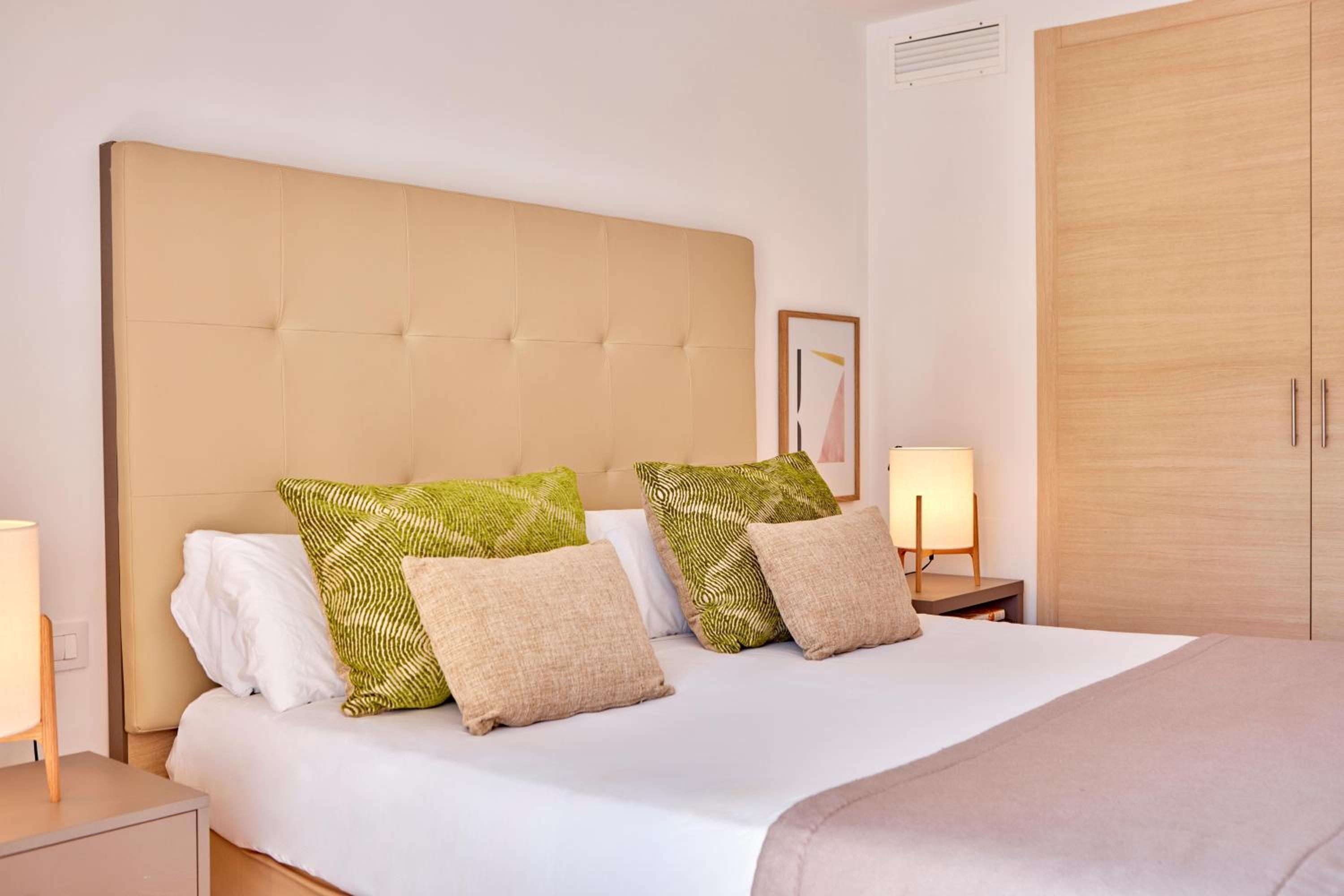1 Bedroom, Suite, King Bed, Lateral Side Sea View