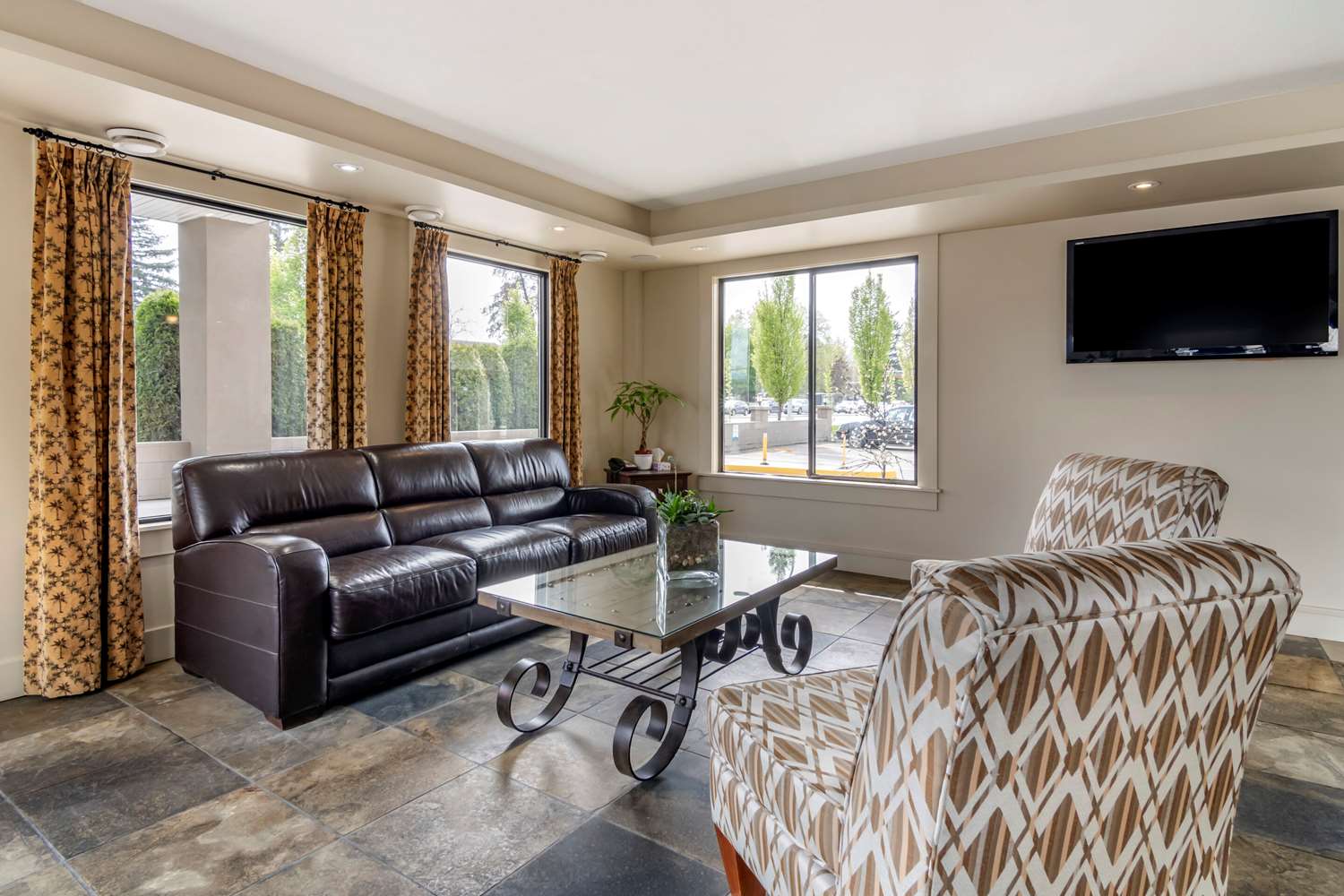 Econo Lodge Inn & Suites Kelowna 7/10