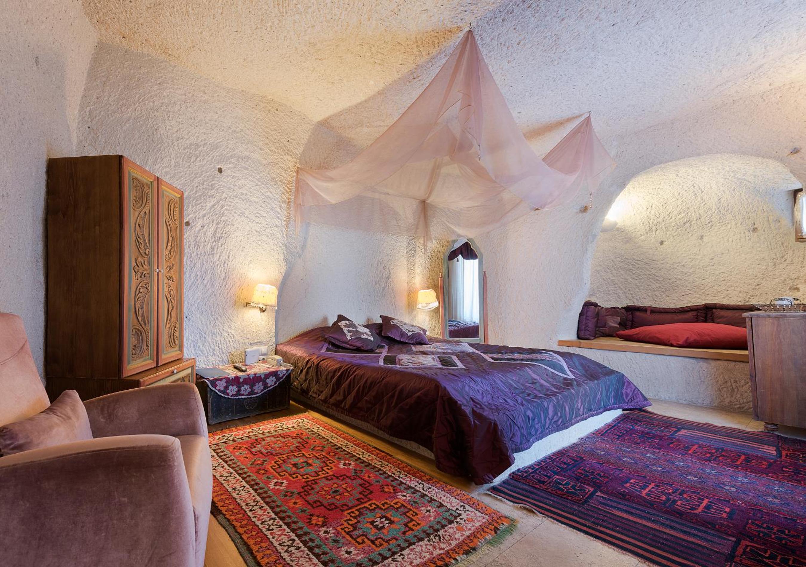 Cave, Deluxe, Suite
