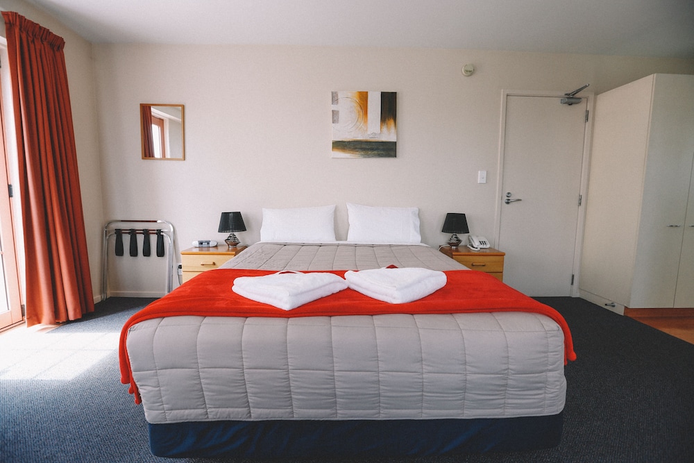 STUDIO, QUEEN BED