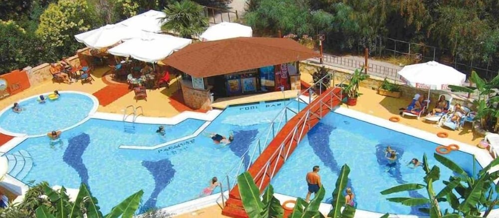 Paradise Lost Hotel 39/50