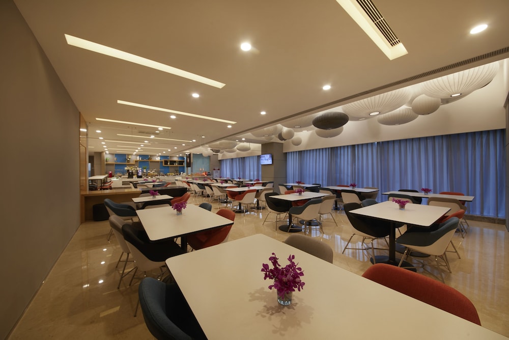 Holiday Inn Express Zhengzhou Zhengdong 52/73