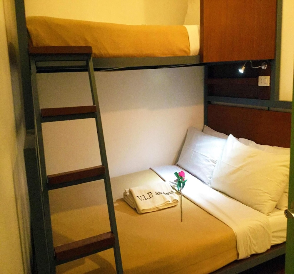 Townhouse OAK Makati Manila Near PNR Pasay Evangelista formerly VIP Suites 22/47