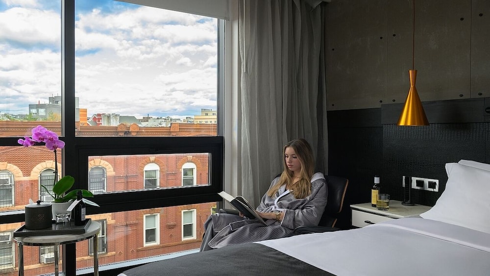 Hotel 42 8/48