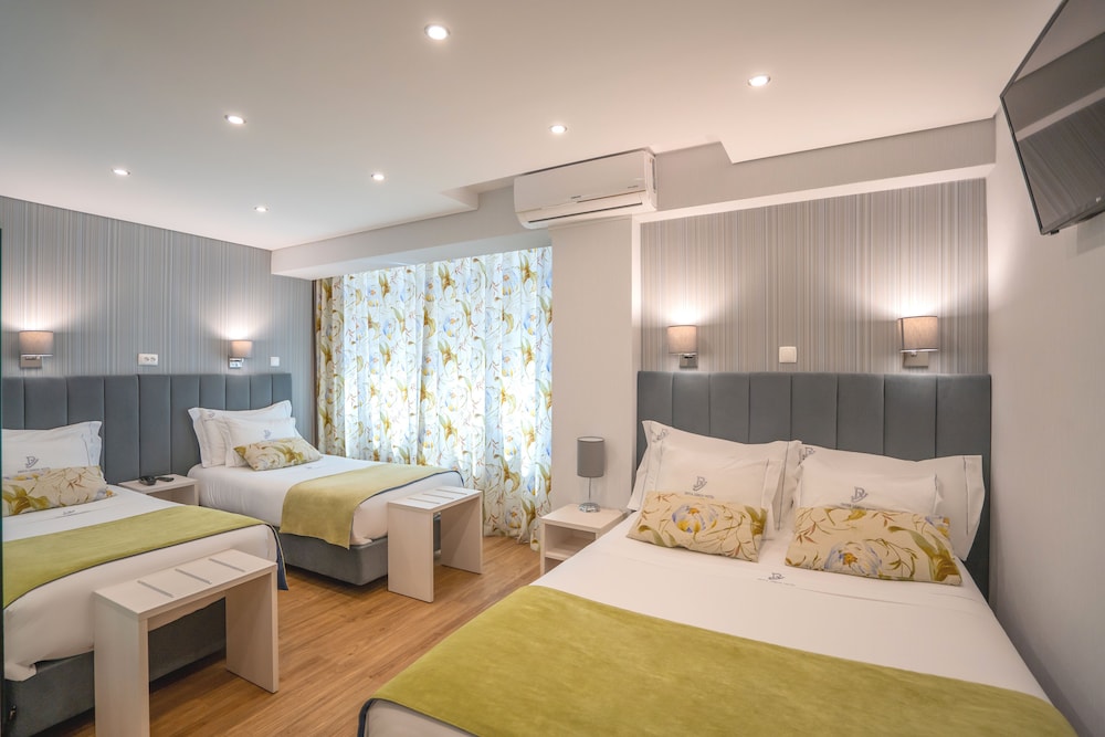 ROOM, QUADRUPLE