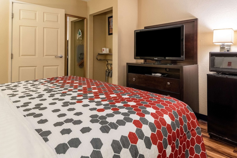 Econo Lodge Hillsboro I-35 12/35
