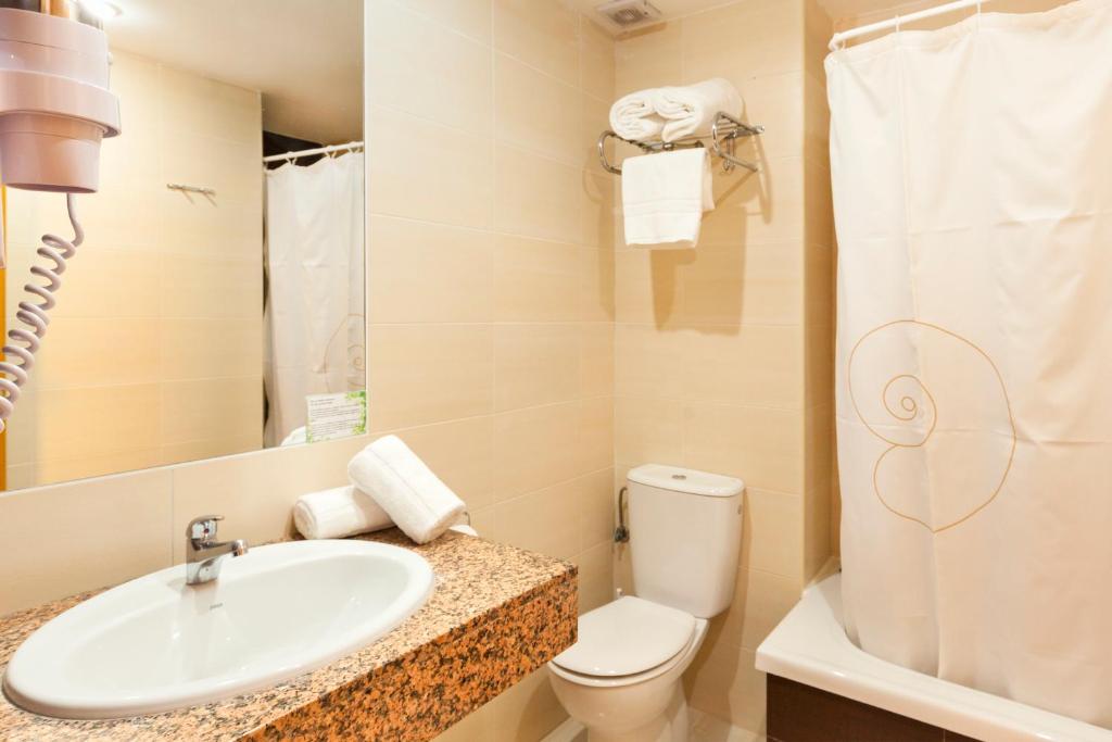 Room, Double or Twin Bed, Pool View