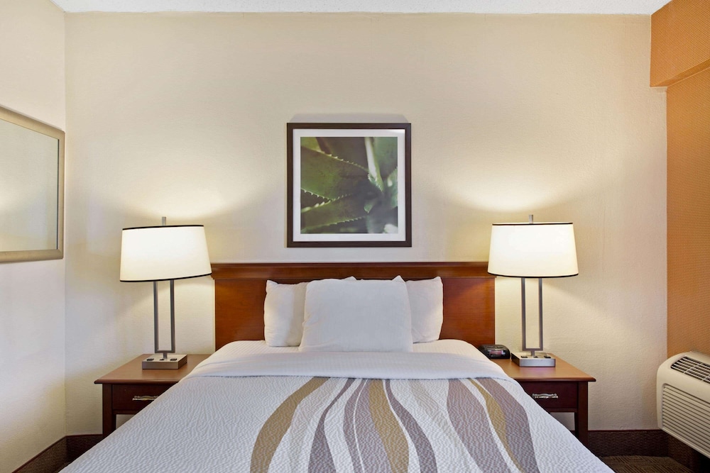 La Quinta Inn & Suites by Wyndham New Haven 13/49