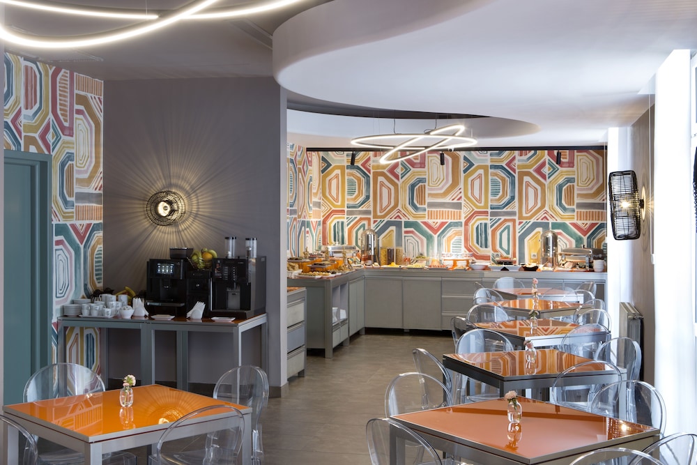 Zeus Essence Bucharest, Trademark Collection by Wyndham 8/65