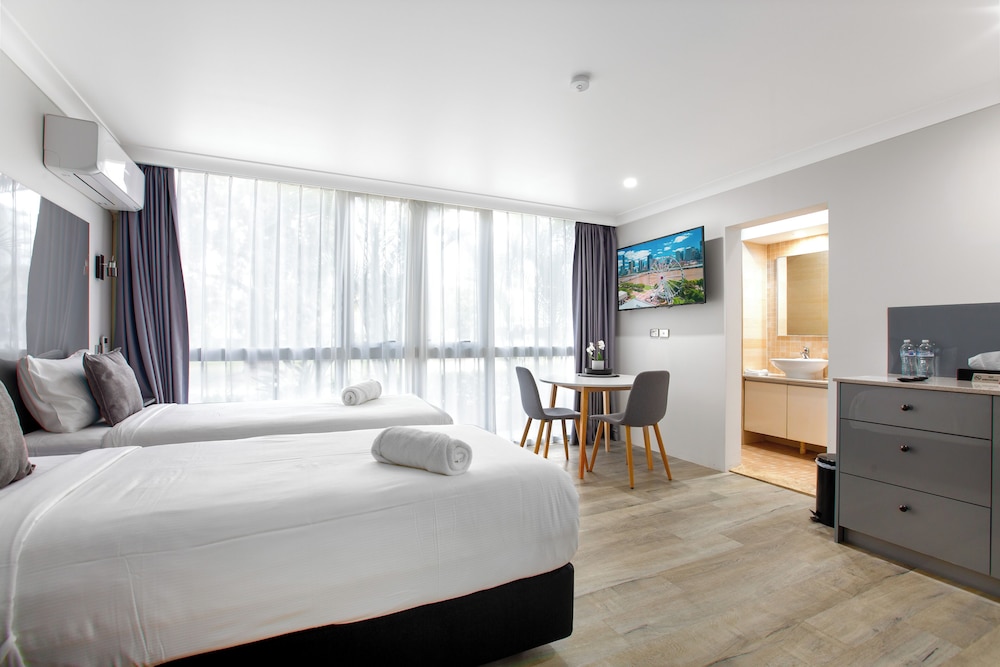 DELUXE, STUDIO, TWIN BEDS