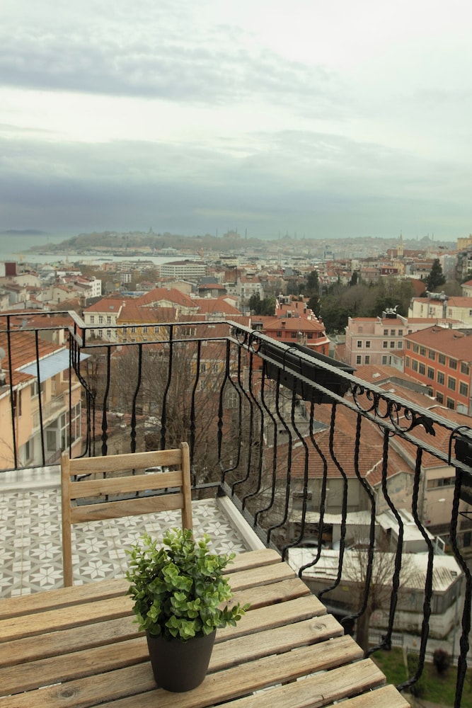 Louis Rooms 38/48