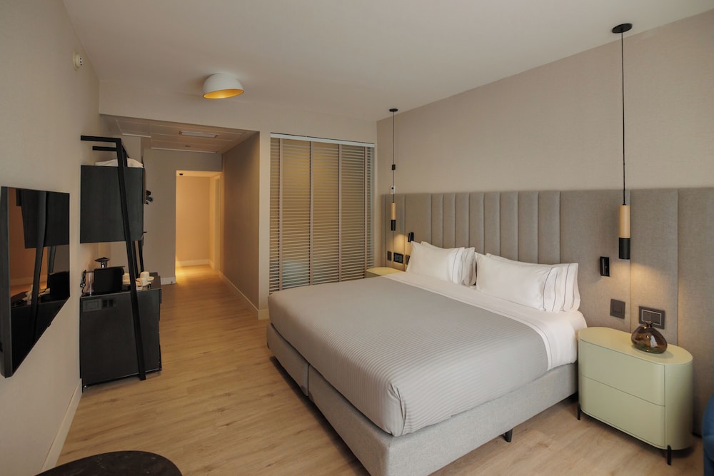 SUITE, KING BED, BALCONY
