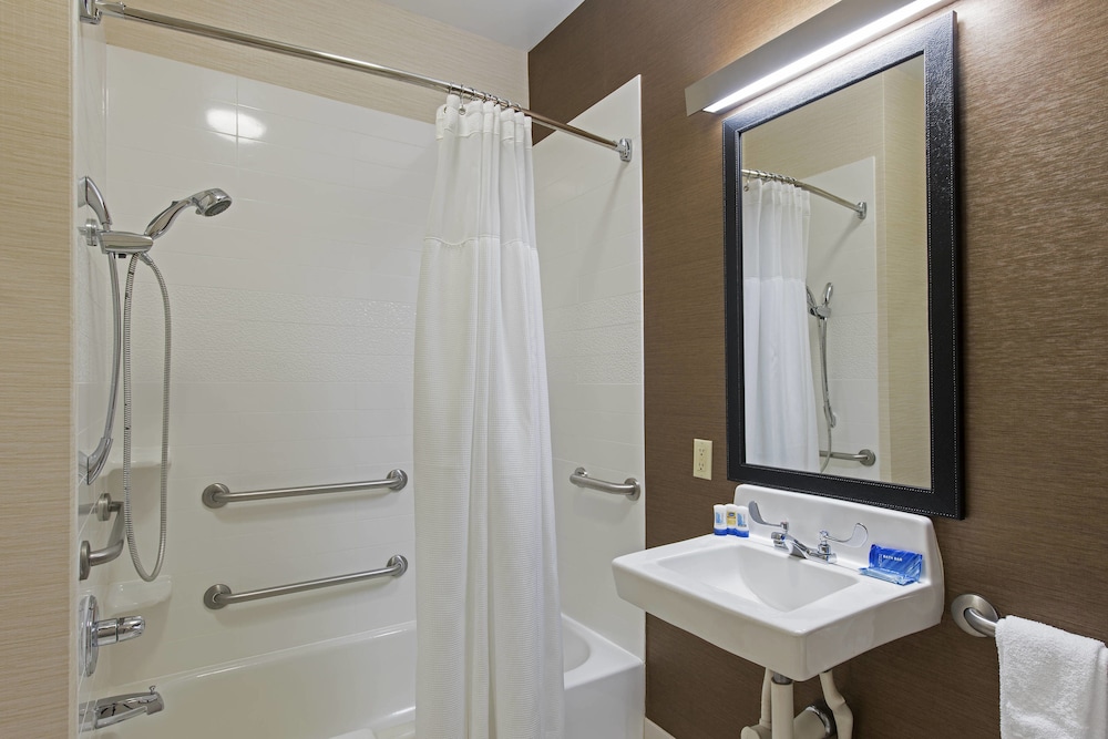 Spark by Hilton Bloomington 41/43