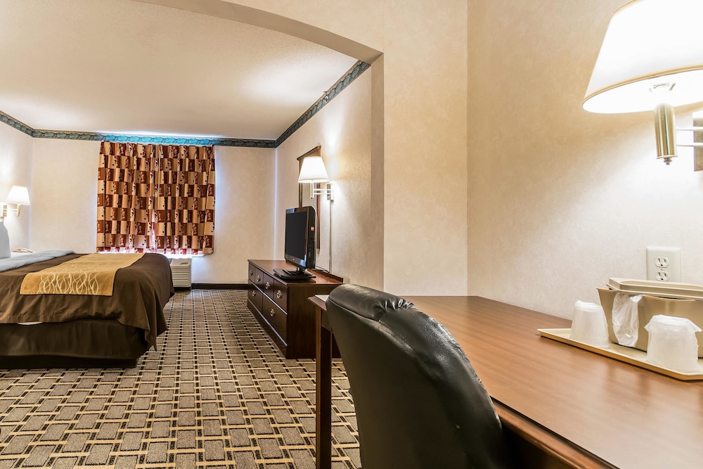 Quality Inn & Suites Evansville North 27/37