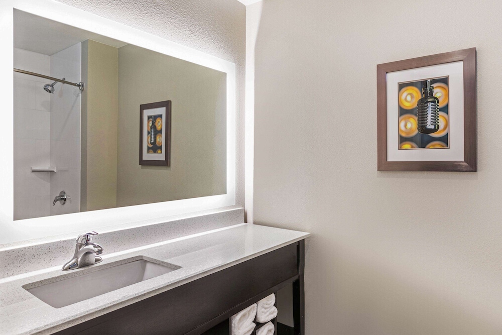 La Quinta Inn & Suites by Wyndham Kansas City Beacon Hill 17/44