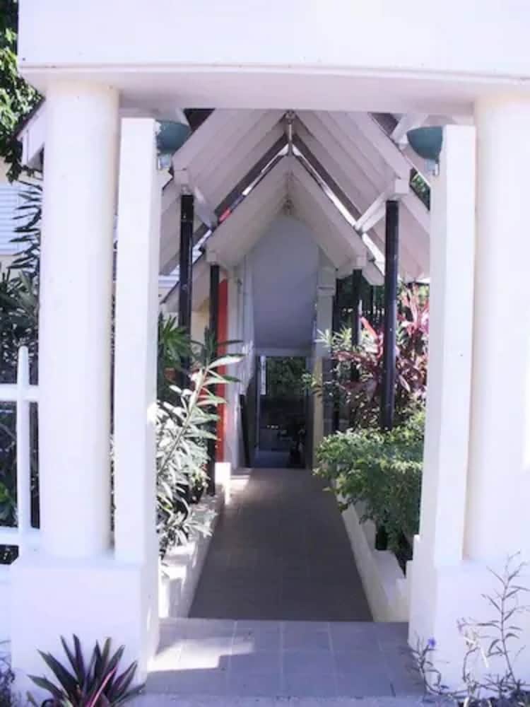 Pineapple Court Hotel 1/36